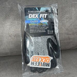 NWT.  DEX FIT Level 5 Cut resistant Gloves.  Men’s size Small.